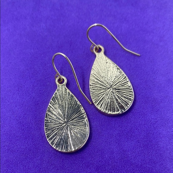 💛 Elegant Gold Glitter Teardrop Earrings - Picture 3 of 3